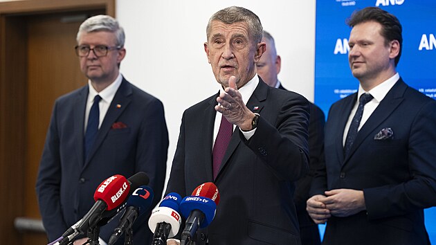 Volebn� sn�m hnut� ANO, Andrej Babi� po boku Karla Havl��ka a Radka Vondr��ka hovo�� na tiskov� konferenci. (24. ledna 2026)