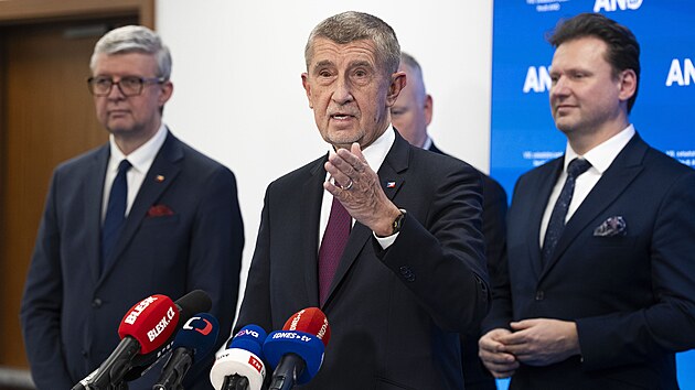 Volebn� sn�m hnut� ANO, Andrej Babi� po boku Karla Havl��ka a Radka Vondr��ka hovo�� na tiskov� konferenci. (24. ledna 2026)