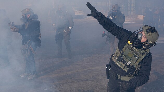 Feder�ln� imigra�n� agenti v Minneapolisu v oblasti, kde do�lo ke st�elb�. (24. ledna 2026)