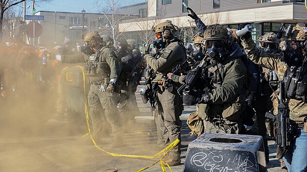 Nepokoje v Minneapolisu v oblasti, kde feder�ln� imigra�n� agenti zast�elili mu�e. (24. ledna 2026)
