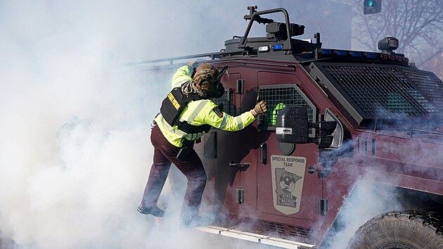 Nepokoje v Minneapolisu v oblasti, kde feder�ln� imigra�n� agenti zast�elili mu�e. (24. ledna 2026)