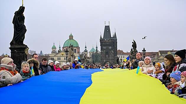 Skutečný odpad, tepe Telička Okamuru kvůli ukrajinské vlajce na Karlově mostě