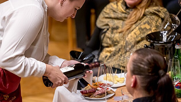 Symfonie v�na, kter� propojen�m hudby, tance a samotn�ho n�poje p�ibli�uje chu� vybran�ch �esk�ch a moravsk�ch v�n, m��� do New Yorku. Tamn�m z�jemc�m se p�edstav� v �ter� v Bohemian National Hall.