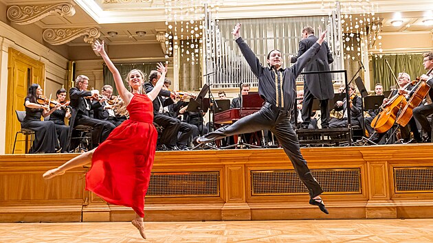 Symfonie v�na, kter� propojen�m hudby, tance a samotn�ho n�poje p�ibli�uje chu� vybran�ch �esk�ch a moravsk�ch v�n, m��� do New Yorku. Tamn�m z�jemc�m se p�edstav� v �ter� v Bohemian National Hall.