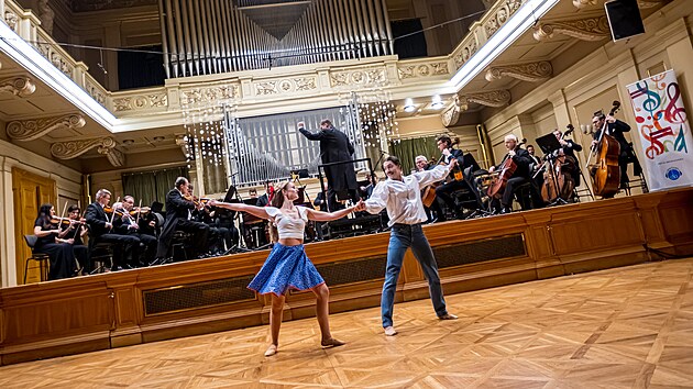 Symfonie v�na, kter� propojen�m hudby, tance a samotn�ho n�poje p�ibli�uje chu� vybran�ch �esk�ch a moravsk�ch v�n, m��� do New Yorku. Tamn�m z�jemc�m se p�edstav� v �ter� v Bohemian National Hall.