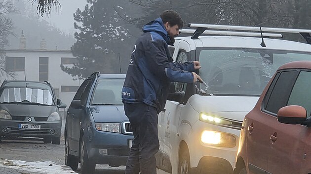 Ji�n� Moravu tr�p� od brzk�ch rann�ch hodin ledovka.  (23.ledna 2026)