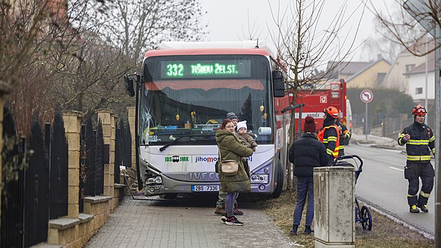 Ji�n� Moravu tr�p� od brzk�ch rann�ch hodin ledovka.  V Ti�nov� na Brn�nsku havaroval autobus linky 332, kdy� p�i j�zd� z kopce vjel na chodn�k a narazil do plotu. (23. ledna 2026)