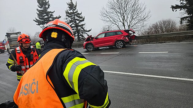 Kv�li ledovce do�lo na 215. kilometru D1 ve sm�ru na Brno k hromadn� nehod� asi 20 aut. (23. ledna 2026)