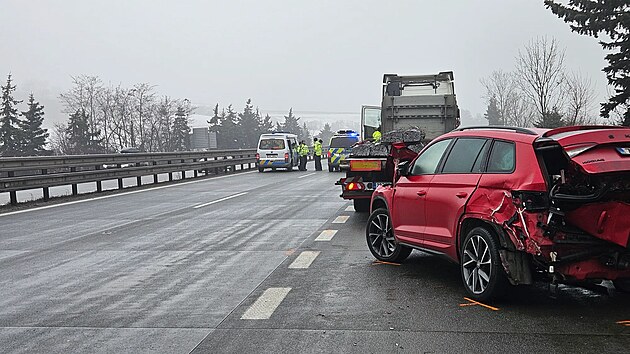 Kv�li ledovce do�lo na 215. kilometru D1 ve sm�ru na Brno k hromadn� nehod� asi 20 aut. (23. ledna 2026)