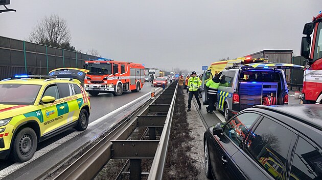 V p�tek po poledni do�lo na 187. kilometru D1 u Brna k nehod� t�� voz�, co� si vy��dalo uzav�en� d�lnice ve sm�ru na Ostravu. (23. ledna 2026)