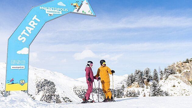 V br�n� na startu Harakiri se st�le n�kdo fotografuje. I ti, kte�� pak zam��� jin�m sm�rem a sjezdovce se obloukem vyhnou.