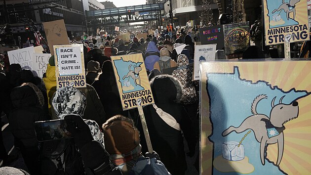 N�kolik tis�c lid� se shrom�dilo v centru Minneapolis navzdory mraziv�m teplot�m protestovat proti tvrd�m opat�en�m Trumpovy administrativy. (23. ledna 2026)