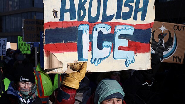 N�kolik tis�c lid� se shrom�dilo v centru Minneapolisu navzdory mraziv�m teplot�m protestovat proti tvrd�m opat�en�m Trumpovy administrativy. (23. ledna 2026)