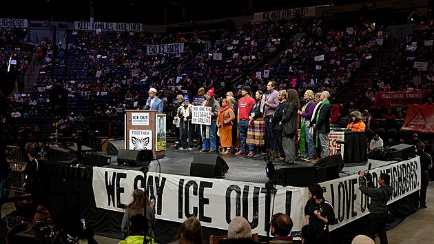 N�kolik tis�c lid� se shrom�dilo v centru Minneapolis navzdory mraziv�m teplot�m protestovat proti tvrd�m opat�en�m Trumpovy administrativy. (23. ledna 2026)