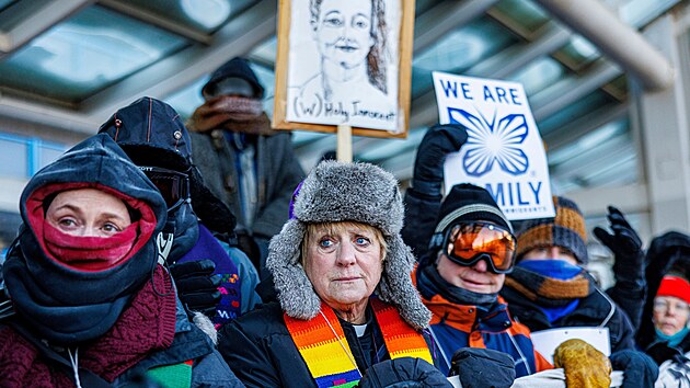 N�kolik tis�c lid� se shrom�dilo v centru Minneapolis navzdory mraziv�m teplot�m protestovat proti tvrd�m opat�en�m Trumpovy administrativy. (23. ledna 2026)