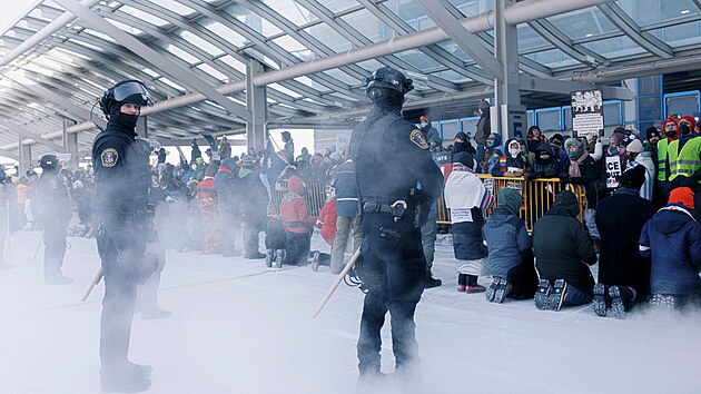 N�kolik tis�c lid� se shrom�dilo v centru Minneapolis navzdory mraziv�m teplot�m protestovat proti tvrd�m opat�en�m Trumpovy administrativy. (23. ledna 2026)