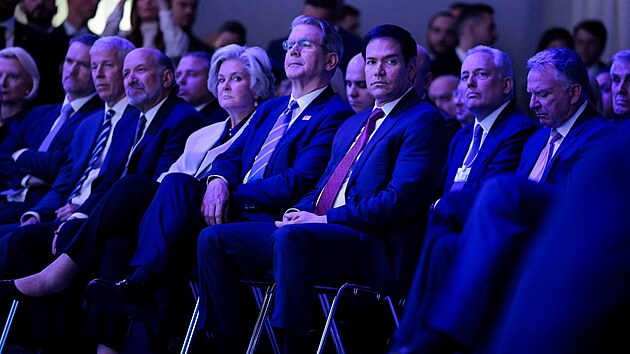 Ameri�t� p�edstavitel� sleduj� projev Donalda Trumpa v Davosu. (21. ledna 2026)