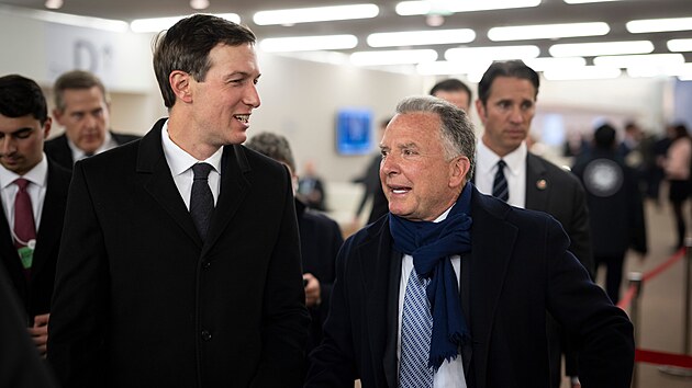 Jared Kushner a Steve Witkoff v Davosu (20. ledna 2026)