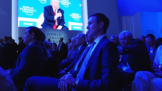 Jared Kushner sleduje projev Donalda Trumpa v Davosu. (20. ledna 2026)