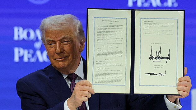 Americk� prezident Donald Trump v Davosu spolu s pozvan�mi st�tn�ky podepsal dokument, kter�m byla form�ln� ustavena Rada m�ru. (22. ledna 2026)