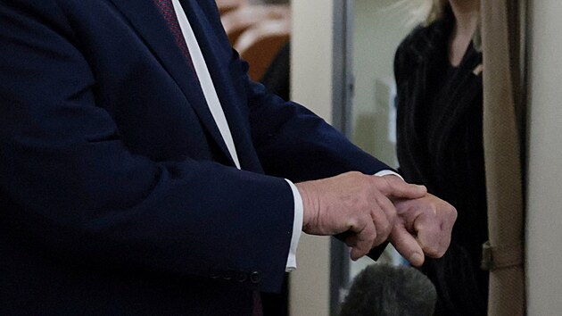 Americk� prezident Donald Trump ukazuje na palub� Air Force One mod�inu, kdy� se v Davosu uhodilo st�l. (22. ledna 2026)