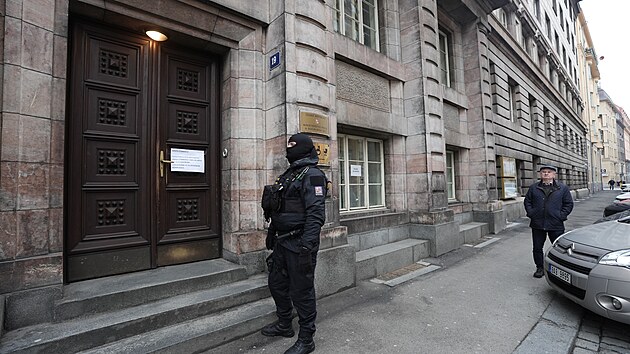 Z�sah policie v budov� na Praze 2, kde s�dl� M�stsk� ��ad �erno�ice. (28. ledna 2026)