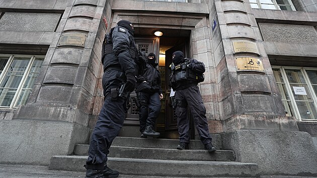 Z�sah policie v budov� na Praze 2, kde s�dl� M�stsk� ��ad �erno�ice. (28. ledna 2026)