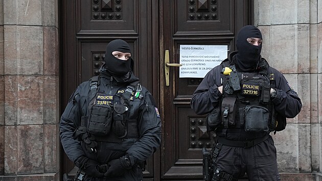 Z�sah policie v budov� na Praze 2, kde s�dl� M�stsk� ��ad �erno�ice. (28. ledna 2026)
