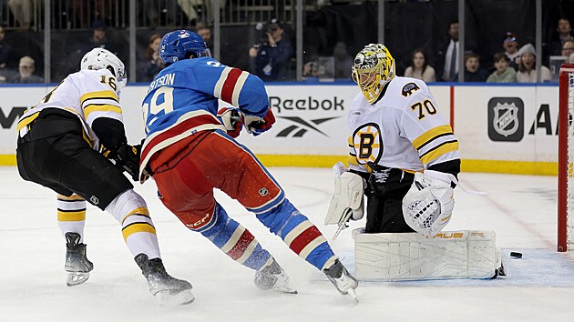 Pavel Zacha z Boston Bruins (vlevo) p�ihl��, jak Matthew Robertson z New York Ranger p�ekon�v� brank��e Joonase Korpisala.