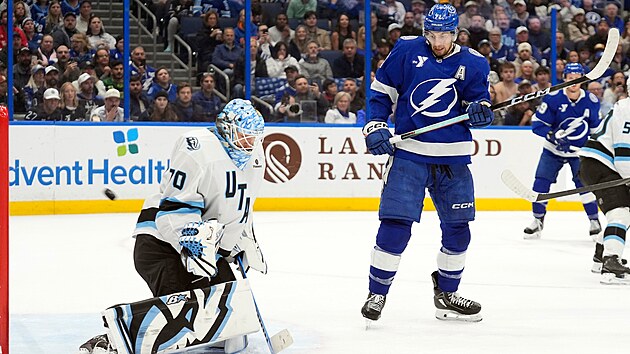 Karel Vejmelka z Utah Mammoth inkasuje v z�pase s Tampa Bay Lightning, Anthony Cirelli se ot��� za let�c�m kotou�em.