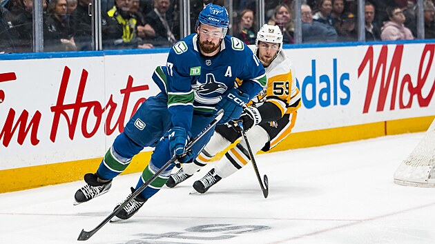 Filip Hronek z Vancouver Canucks b�hem utk�n� s Pittsburgh Penguins.