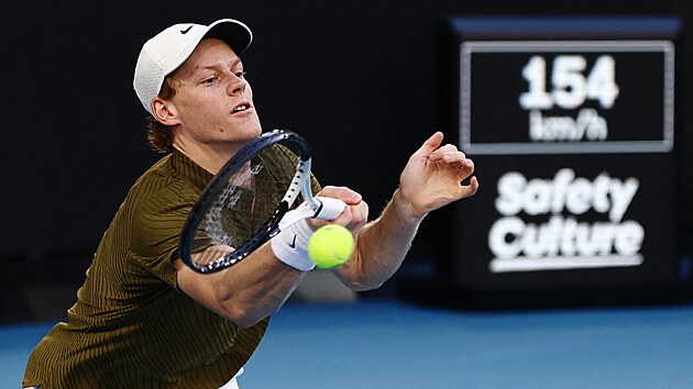 Jannik Sinner hraje forhend na Australian Open.