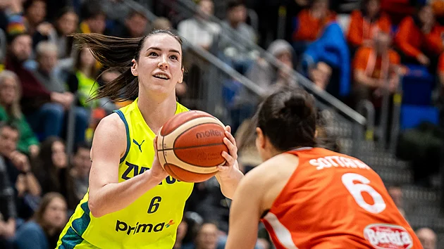 Bridget Carletonov� z USK Praha st��l� v utk�n� Euroligy proti Schiu.