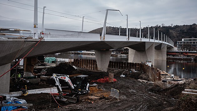 Napojov�n� Dvoreck�ho mostu na tramvajovou s�. (27. ledna 2026)