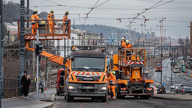 Napojov�n� Dvoreck�ho mostu na tramvajovou s�. (27. ledna 2026)