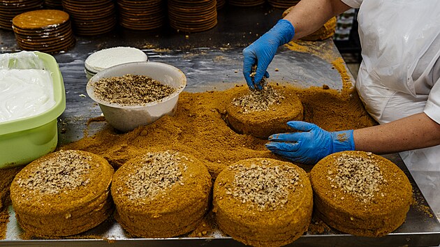 Na výrobu Medovník� je pot�eba lidská práce, bez té se firma neobejde. (20....