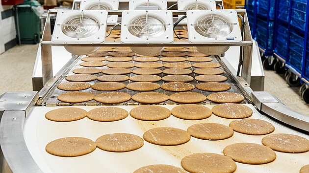 Medov� placky se denn� vyr�b�j� ve stovk�ch. (20. listopadu 2025) 