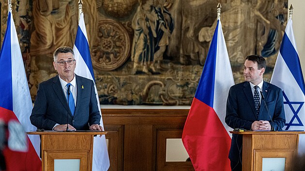 Tiskov� konference po setk�n� ministra zahrani�� Petra Macinky (Motorist�) s izraelsk�m ministrem zahrani�� Gideonem Saarem. Hlavn�mi t�maty jedn�n� byly vz�jemn� vztahy obou zem�, posilov�n� spolupr�ce a aktu�ln� zahrani�n�politick� ot�zky. (20. ledna 2025)