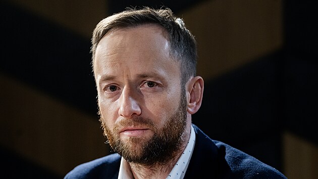 Hostem po�adu Rozst�el je Luk� Ka�ena, vl�dn� zmocn�nec pro um�lou inteligenci.