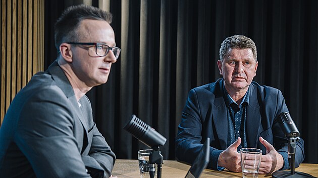 Hosty po�adu  iDNES LOUNGE na t�ma: Vysok� �koly jsou Michal ��k (Katedra fyziky atmosf�ry MFF UK), Petr �ulc (prorektor �koda Auto Vysok� �koly) a Pavel Semer�d (prorektor V� Sting). Po�ad moderuje Vladim�r Vok�l.