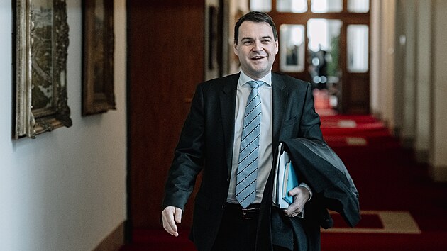 Ministr zahrani�� Petr Macinka p�ich�z� na zased�n� vl�dy, kter� mimo jin� bude projedn�vat rozpo�et na rok 2026. (26. ledna 2026)