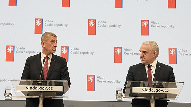 Tiskov� konference po jedn�n� z�stupc� vl�dy a odbor� o nav��en� plat� ve ve�ejn�m sektoru a st�tn� slu�b�. Na sn�mku premi�r Andrej Babi� a p�edseda �eskomoravsk� konfederace odborov�ch svaz� Josef St�edula. (22. ledna 2026)