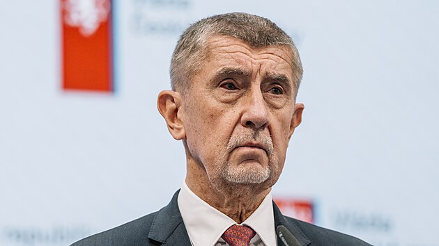 Tiskov� konference po jedn�n� z�stupc� vl�dy a odbor� o nav��en� plat� ve ve�ejn�m sektoru a st�tn� slu�b�. Na sn�mku premi�r Andrej Babi�, p�edseda �eskomoravsk� konfederace odborov�ch svaz� Josef St�edula a ministr zdravotnictv� Adam Vojt�ch. (22. ledna 2026)