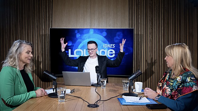Hosty po�adu iDNES LOUNGE na t�ma: Vysok� �koly jsou Daniela �ervenclov�, prorektorka pro pedagogickou �innost na vysok� �kole AMBIS a Radka Wildov�, prodrektorka pro v�zkum a akademickou excelenci na UNYP.