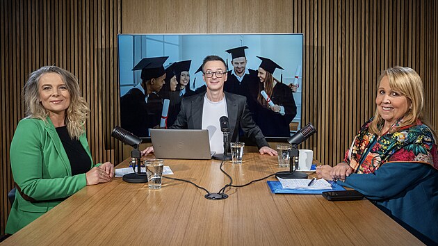 Hosty po�adu iDNES LOUNGE na t�ma: Vysok� �koly jsou Daniela �ervenclov�, prorektorka pro pedagogickou �innost na vysok� �kole AMBIS a Radka Wildov�, prodrektorka pro v�zkum a akademickou excelenci na UNYP.