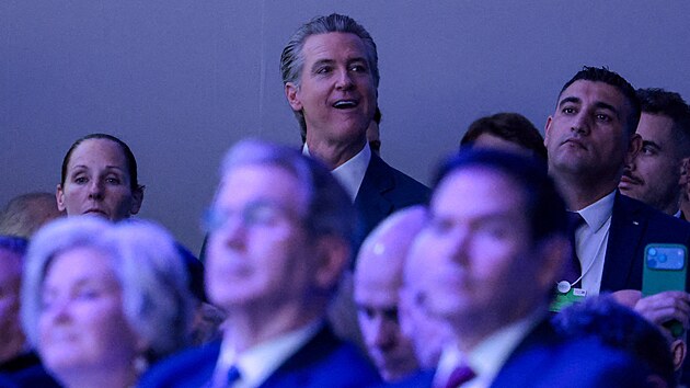 Kalifornsk� guvern�r Gavin Newsom sleduje Trump�v projev na v�ro�n�m Sv�tov�m ekonomick�m f�ru v Davosu. (21. ledna 2026)