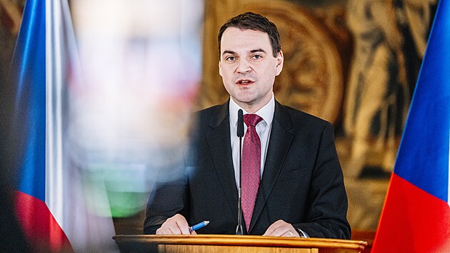 Ministr zahrani�� Petr Macinka na tiskov� konferenci promluvil o sv� komunikaci s prezidentem Petrem Pavlem. (27. ledna 2026)