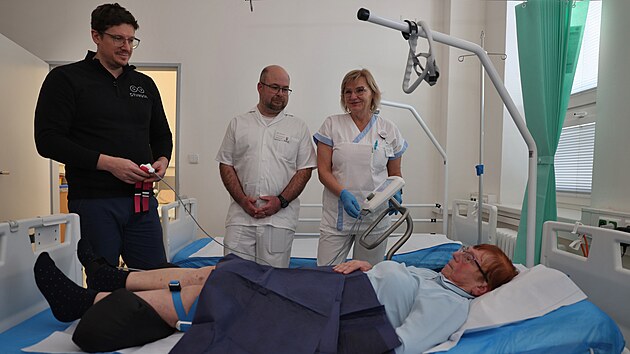 Luk� Peter z firmy Stimvia a l�ka� Lubom�r Jani� (uprost�ed) nad jednou z pacientek, kter� u� l��bu inkontinence v novoji��nsk� nemocnici mohla vyzkou�et.