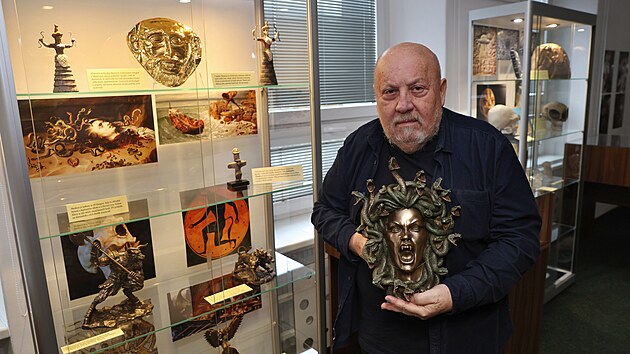 �enovsk� rod�k, z�hadolog Arno�t Va���ek p�edstavuje na v�stav� des�tky expon�t�, kter� sesb�ral b�hem sv�ho mnohalet�ho b�d�n�. (5. leden 2026)