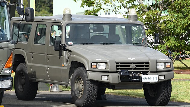 Toyota Mega Cruiser na leteck� z�kladn� v japonsk�m Hamamatsu, p�ipraven� k transportu na Ukrajinu